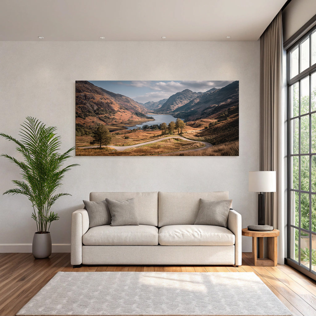 Stimmungsvolle Landlandschaft Herbstliche Farbe Mit See Und Hügel