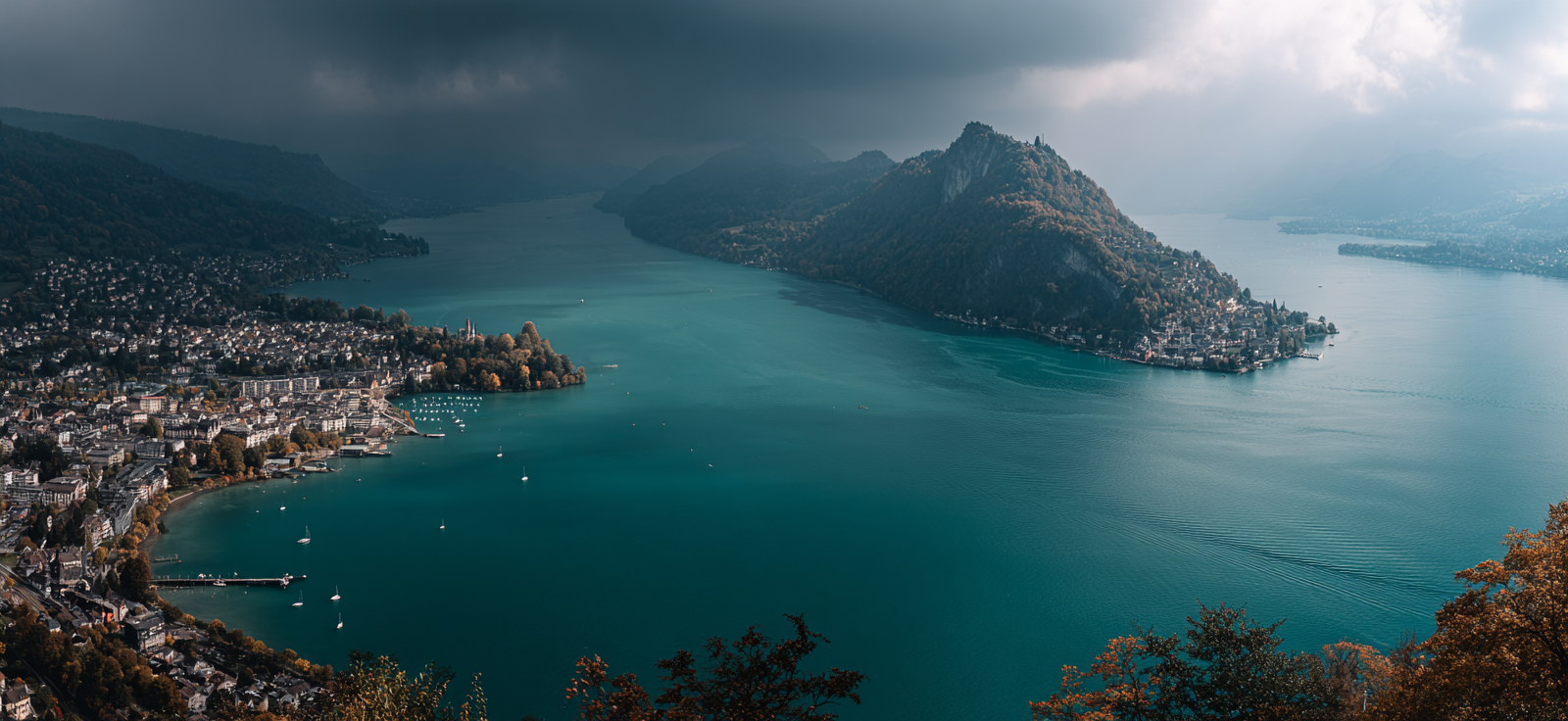 Szenische Landschaft Mit See Umgeben Von Bergen Ortschaft Am Ufer Turquoise Wasser | Reisen und Outdoor | Themen und Hobbys