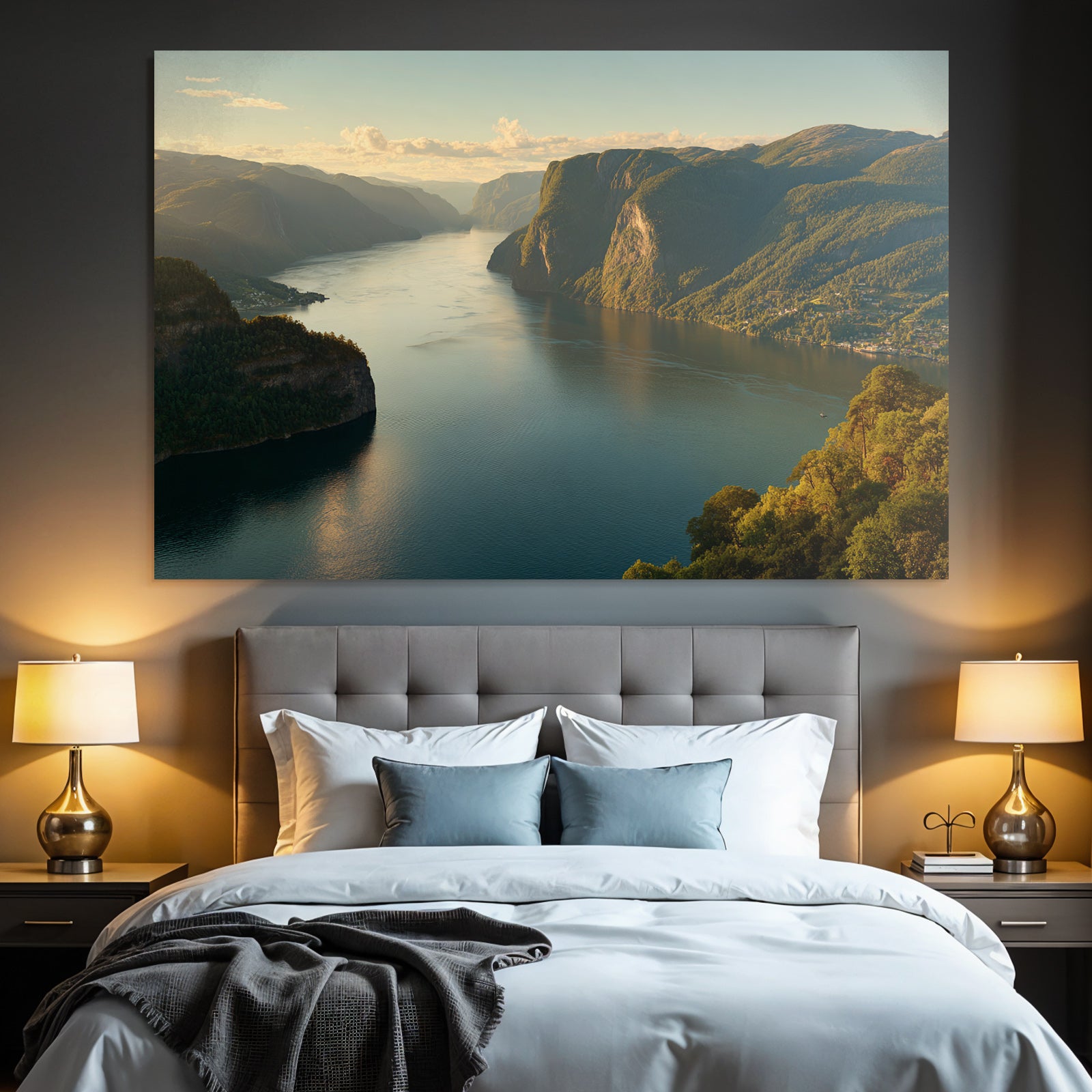 Tranquile Fjord Umgeben Von Bergen Und Grüner Landschaft