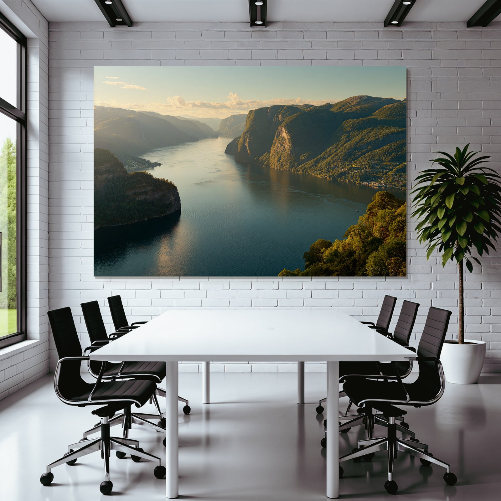 Tranquile Fjord Umgeben Von Bergen Und Grüner Landschaft