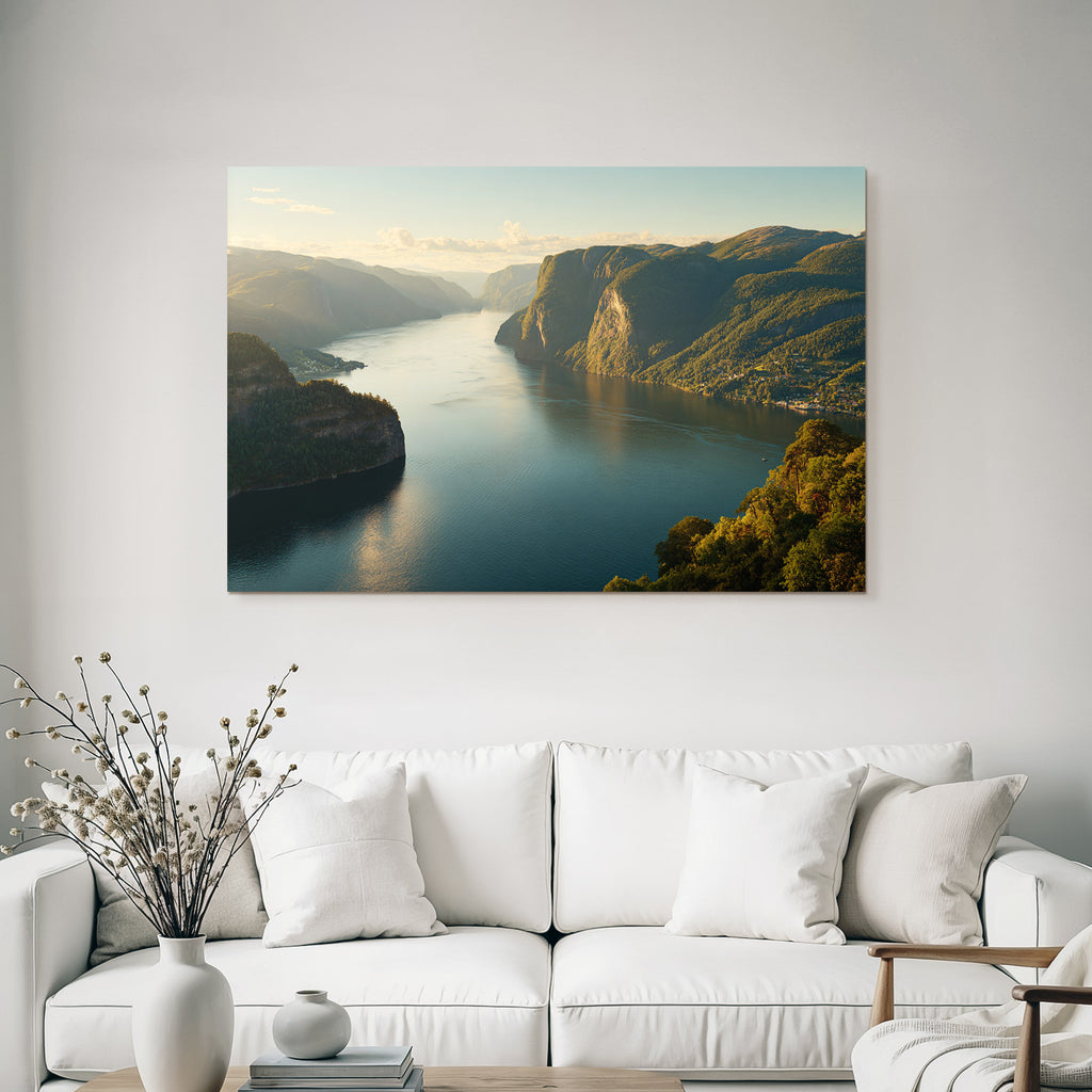 Tranquile Fjord Umgeben Von Bergen Und Grüner Landschaft