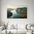 Tranquile Fjord Umgeben Von Bergen Und Grüner Landschaft