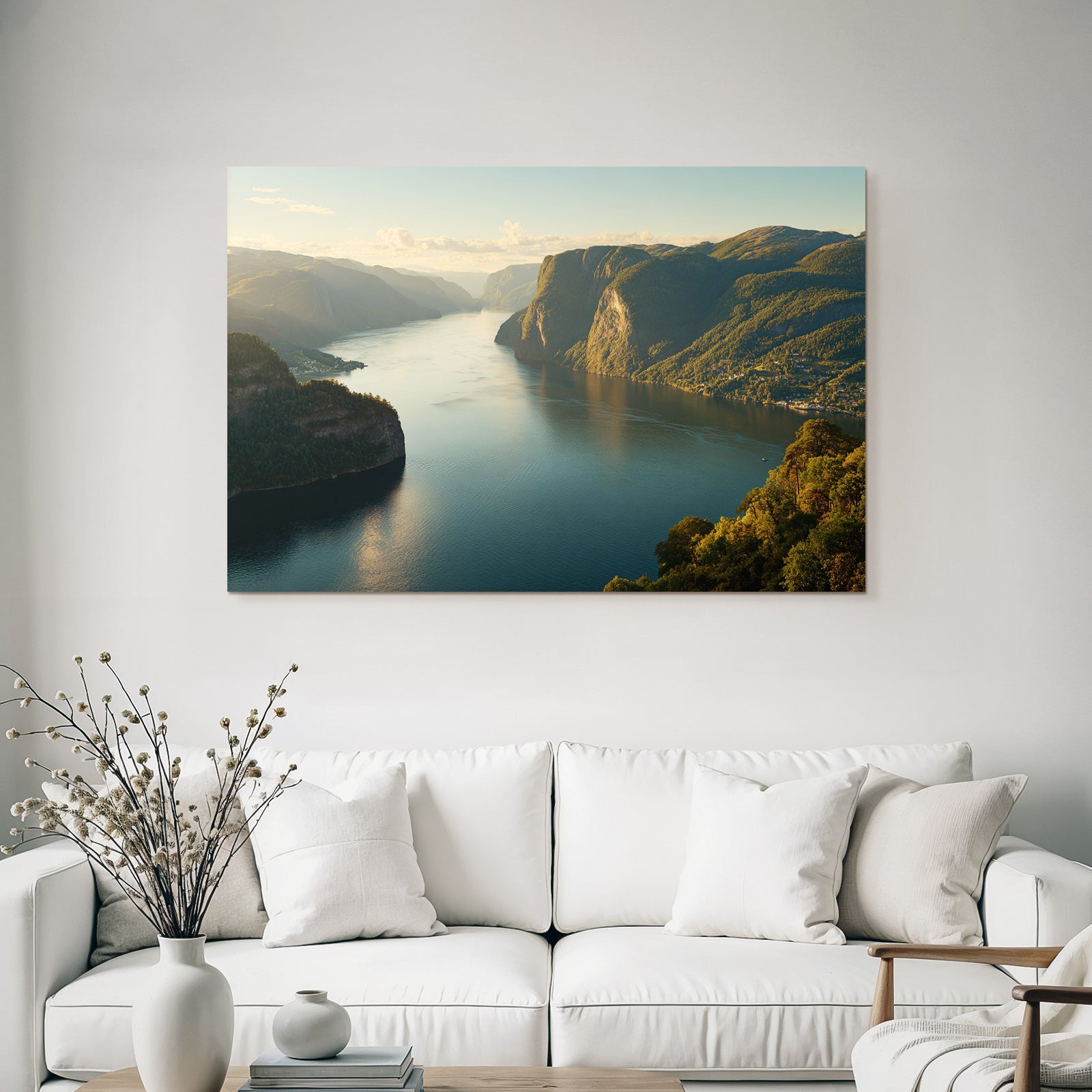 Tranquile Fjord Umgeben Von Bergen Und Grüner Landschaft