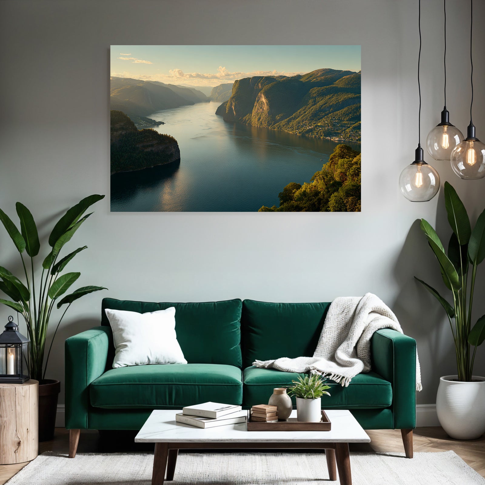 Tranquile Fjord Umgeben Von Bergen Und Grüner Landschaft