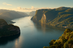 Tranquile Fjord Umgeben Von Bergen Und Grüner Landschaft | Reisen und Outdoor | Themen und Hobbys