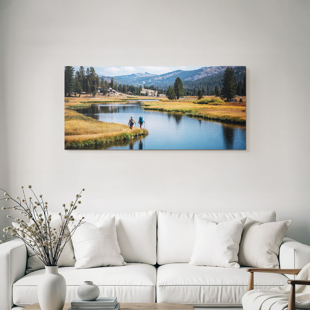 Wanderer Am Fluss In Der Natur