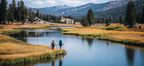 Wanderer Am Fluss In Der Natur | Reisen und Outdoor | Themen und Hobbys