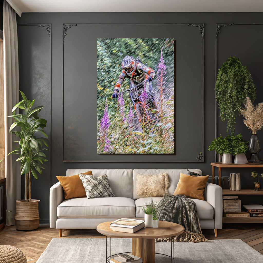 Bergfahrer Auf Trail Mit Purpurblumen Im Natur Setting