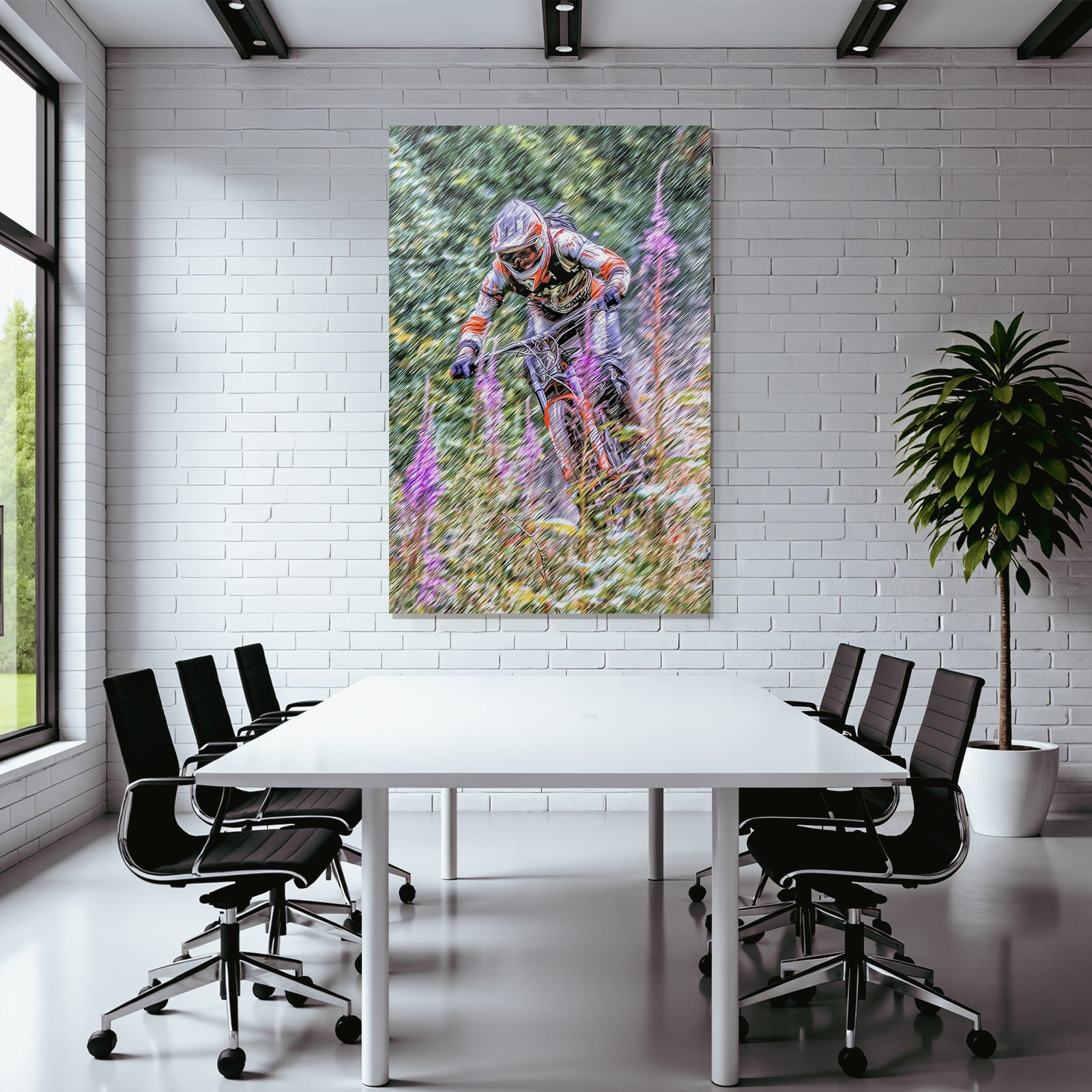 Bergfahrer Auf Trail Mit Purpurblumen Im Natur Setting