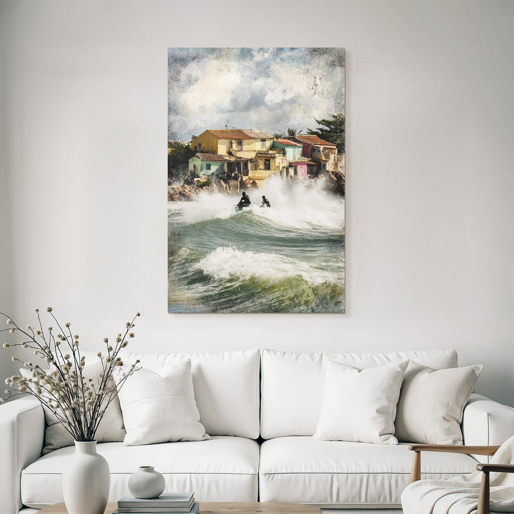Küstenszene Surfer Und Lebendige Haeuser Mit Dramatischen Wolken