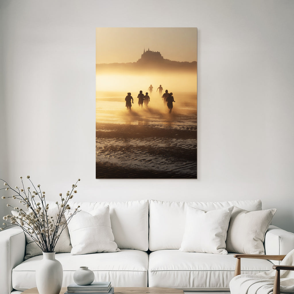 Laufende Menschen Am Strand Bei Sonnenuntergang Mit Burg Im Hintergrund