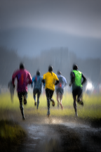 Laufende Sportler Im Regen Schnellbewegend | Sport und Bewegung | Themen und Hobbys