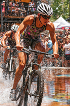 Mountainbiker Im Wasser Splash Racing Event Zuschaür | Sport und Bewegung | Themen und Hobbys