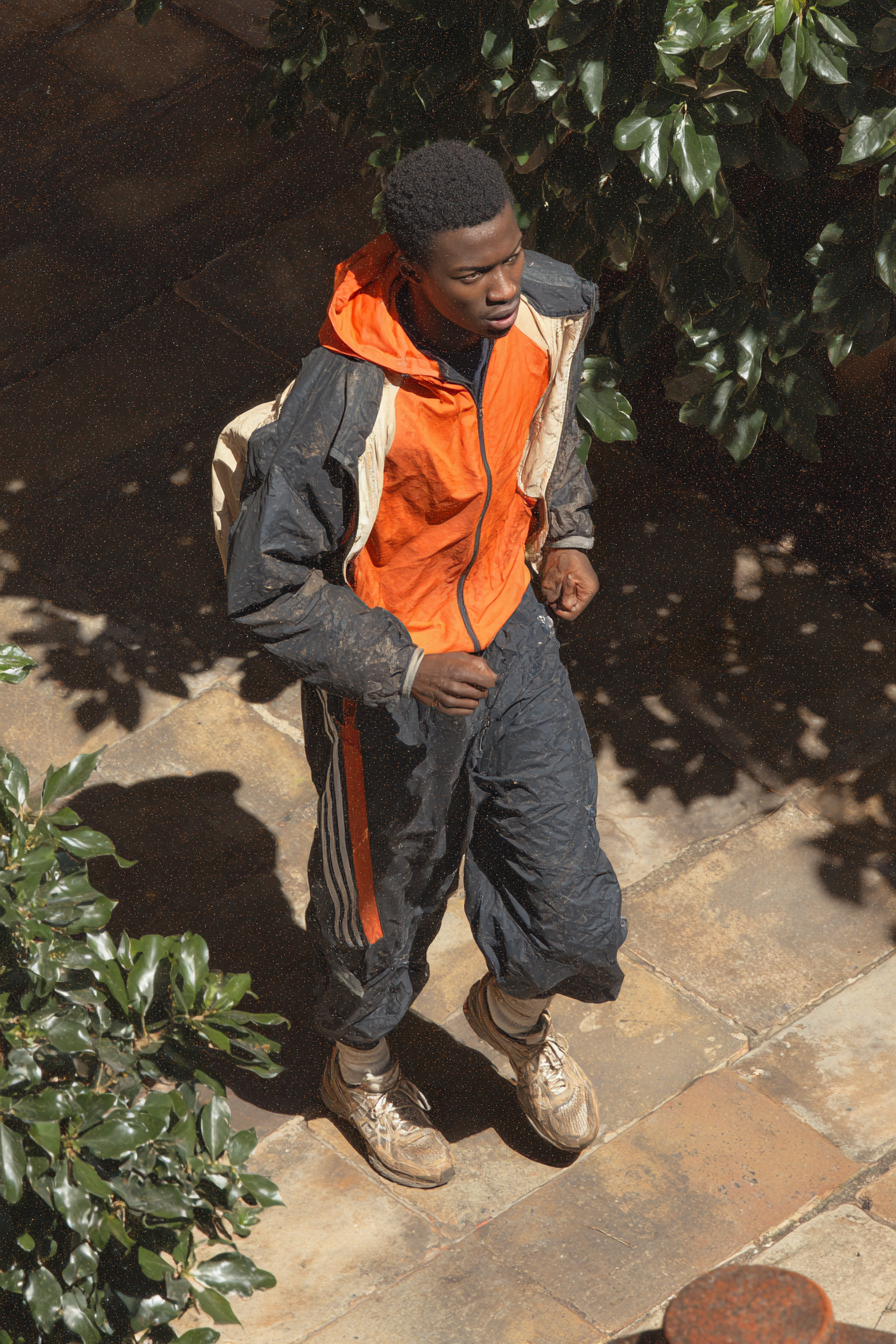 Sportliche Person Im Freien Mit Bunter Jacke Und Sporthose | Sport und Bewegung | Themen und Hobbys