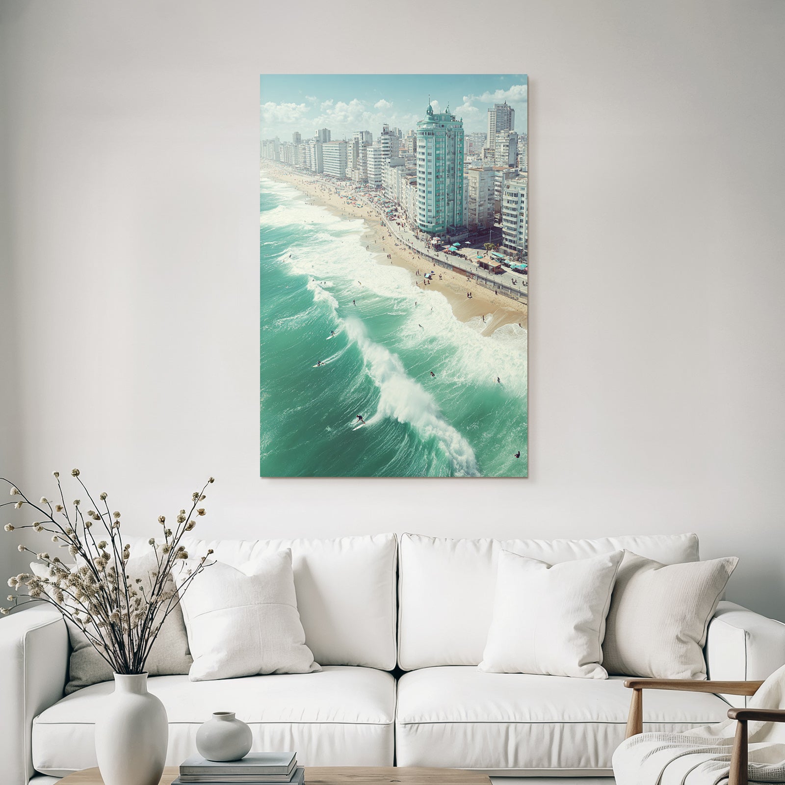 Strand Mit Surfern Und Stadt Im Hintergrund Clear Sky Tropisches Paradies