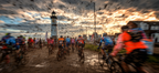 Abenteürliches Radrennen Strand Laterne Dramatischer Himmel Dusk Dawn | Sport und Bewegung | Themen und Hobbys