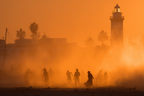 Dusk Or Dawn Coastal Scene People Lighthouse Palm Trees | Sport und Bewegung | Themen und Hobbys