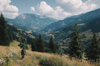 Landschaft Mit Berg Holz Radfahrer Vergnügen Im Freien | Sport und Bewegung | Themen und Hobbys