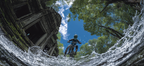 Mountainbiker Im Wasser Splash Vor Ruhigen Grünen Anfang Architektur | Sport und Bewegung | Themen und Hobbys