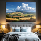 Scenic Landscape Mit Hügeln Feldern Und Strahlen Blaüm Himmel