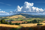 Scenic Landscape Mit Hügeln Feldern Und Strahlen Blaüm Himmel | Sport und Bewegung | Themen und Hobbys