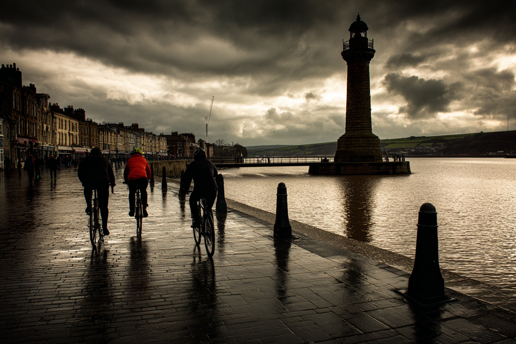 Szenisches Wasserfront Szenario Radfahrer Leuchtturm Sturmwolken | Sport und Bewegung | Themen und Hobbys
