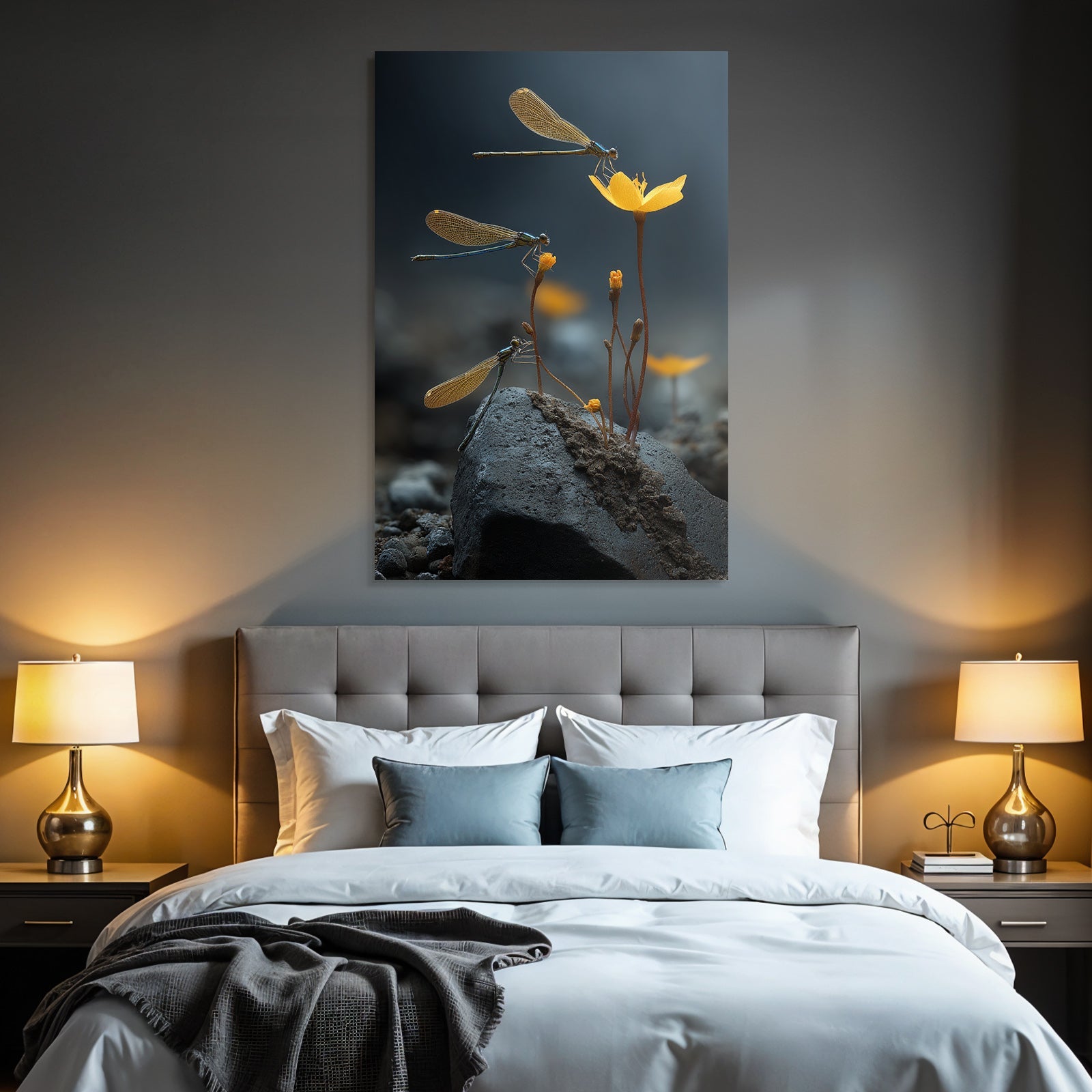 Drei Libellen Auf Gelben Blumen Am Felsen