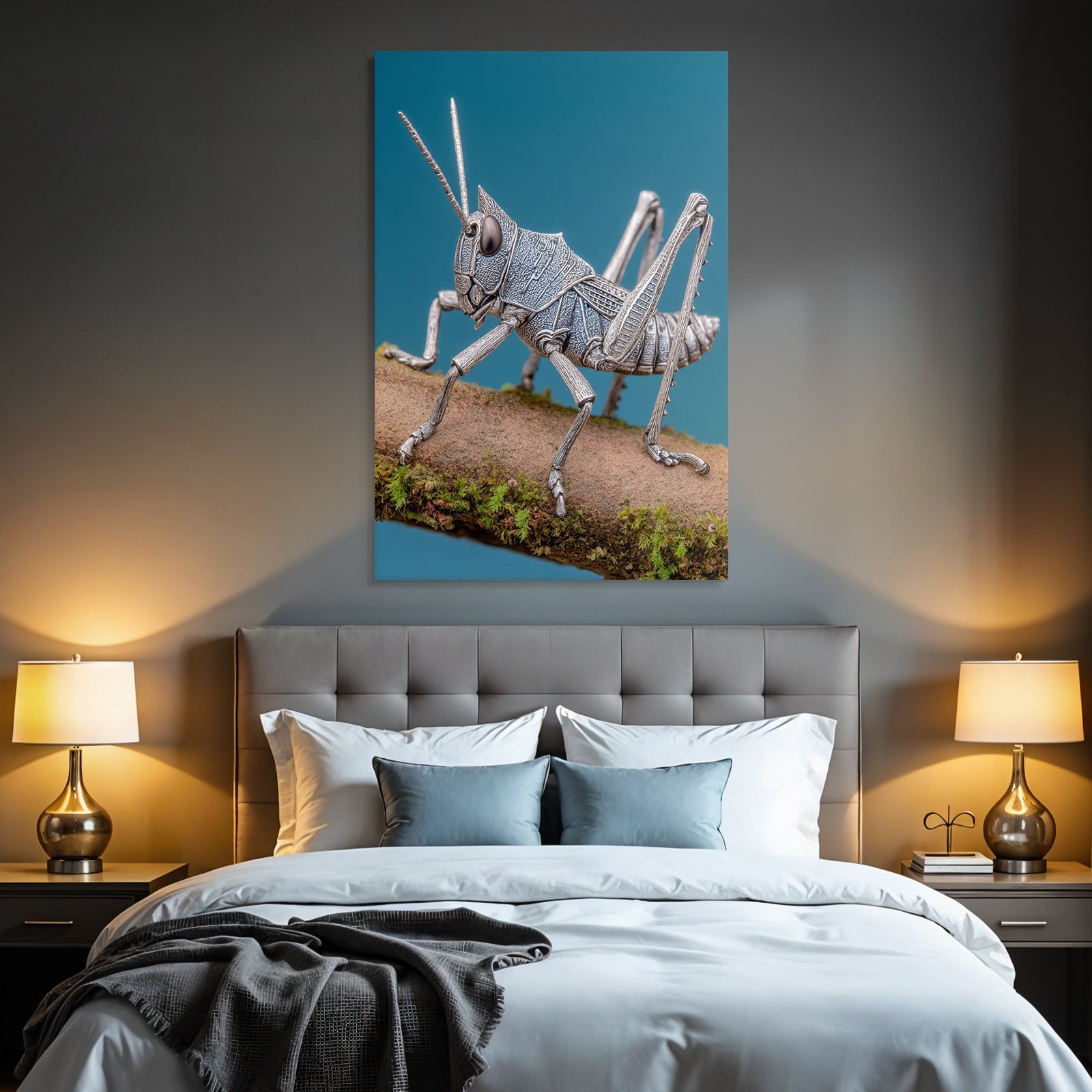 Hochdetaillierte Metallische Heuschrecke Auf Einem Zweig Hintergrund Blau