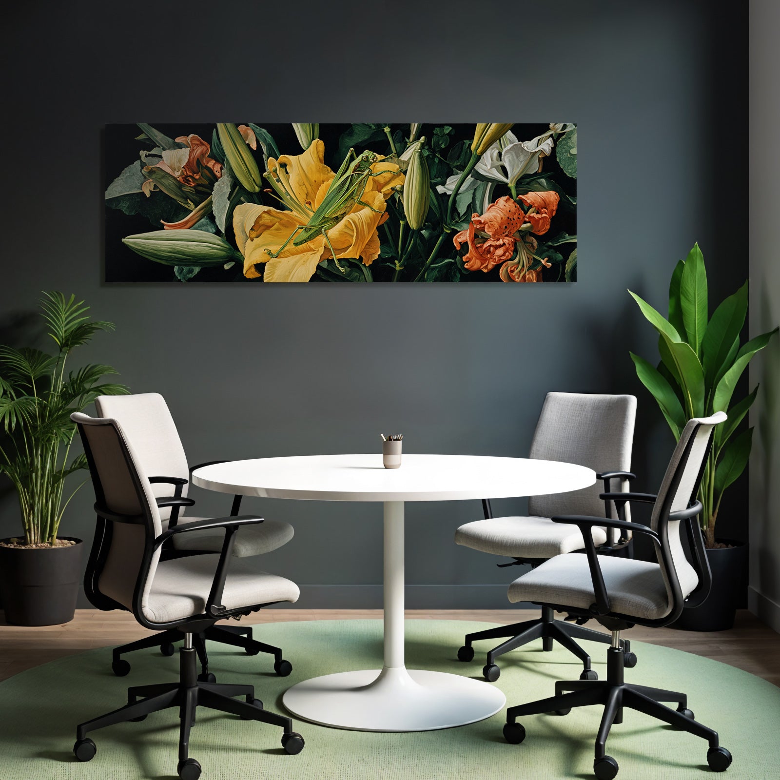 Detailreiche Blumen Und Grüner Grashopper Im Dunklen Hintergrund
