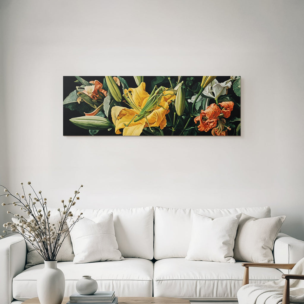Detailreiche Blumen Und Grüner Grashopper Im Dunklen Hintergrund