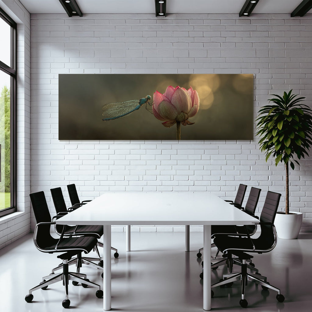 Libelle Auf Lotusblume Mit Tropfen Und Licht