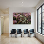 Gruner Frosch Inmitten Grösser Pinker Blumen Und Üppiger Vegetation