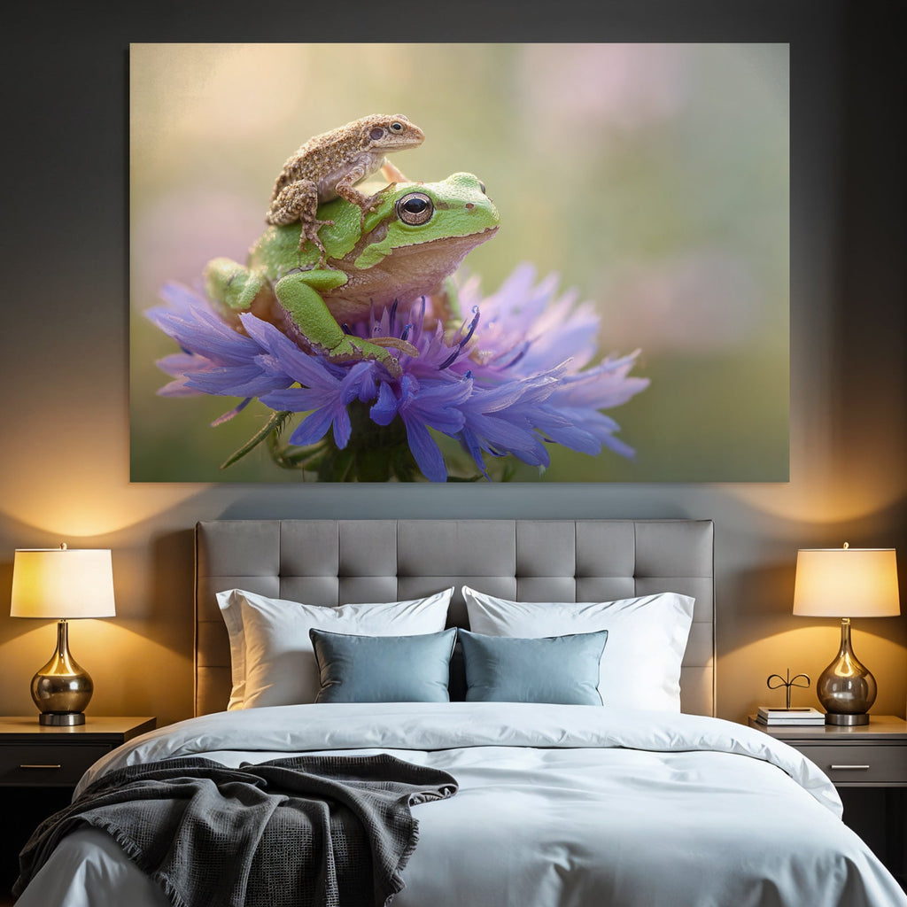 Gruner Frosch Sitzt Auf Einer Purpurnen Blume Mit Kleinem Frosch