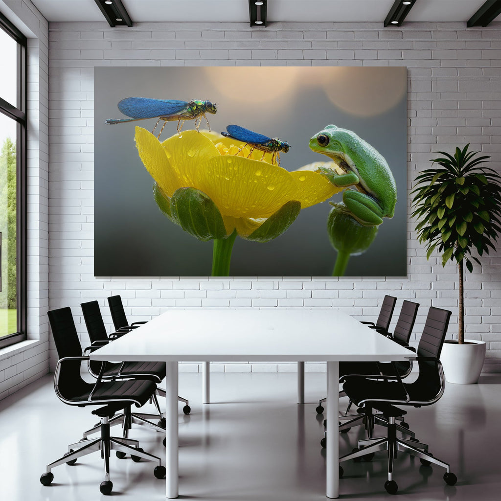 Libellen Und Grüner Frosch An Gelber Blume Mit Wassertropfen