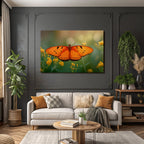 Schmetterling Leuchtend Orangene Flügel Mit Schwarzen Flecken Umgeben Von Gelben Blumen