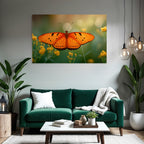 Schmetterling Leuchtend Orangene Flügel Mit Schwarzen Flecken Umgeben Von Gelben Blumen