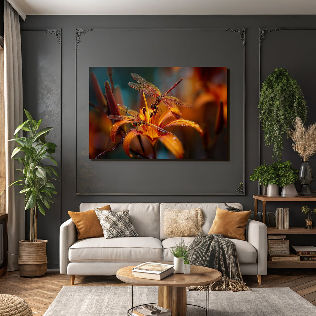 Zwei Libellen Auf Oranger Blume Mit Unscharfem Hintergrund