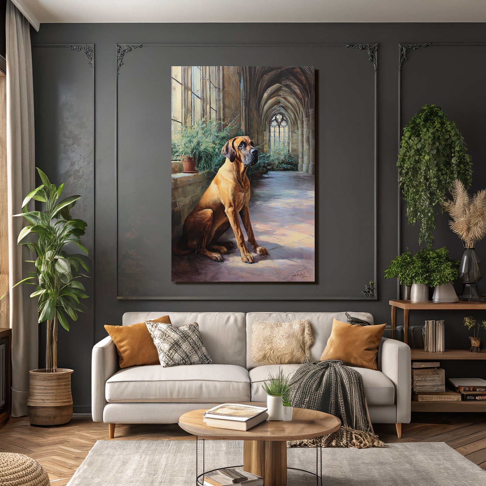 Grosser Dog Im Sonnigen Architektonischen Innenraum Mit Bogen Und Pflanzen