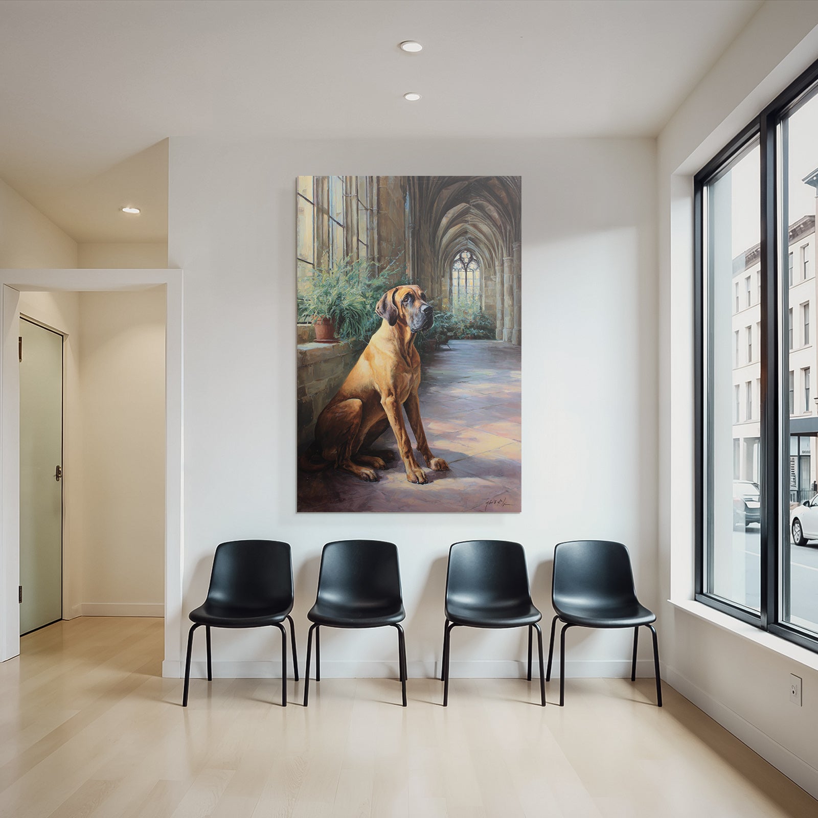 Grosser Dog Im Sonnigen Architektonischen Innenraum Mit Bogen Und Pflanzen