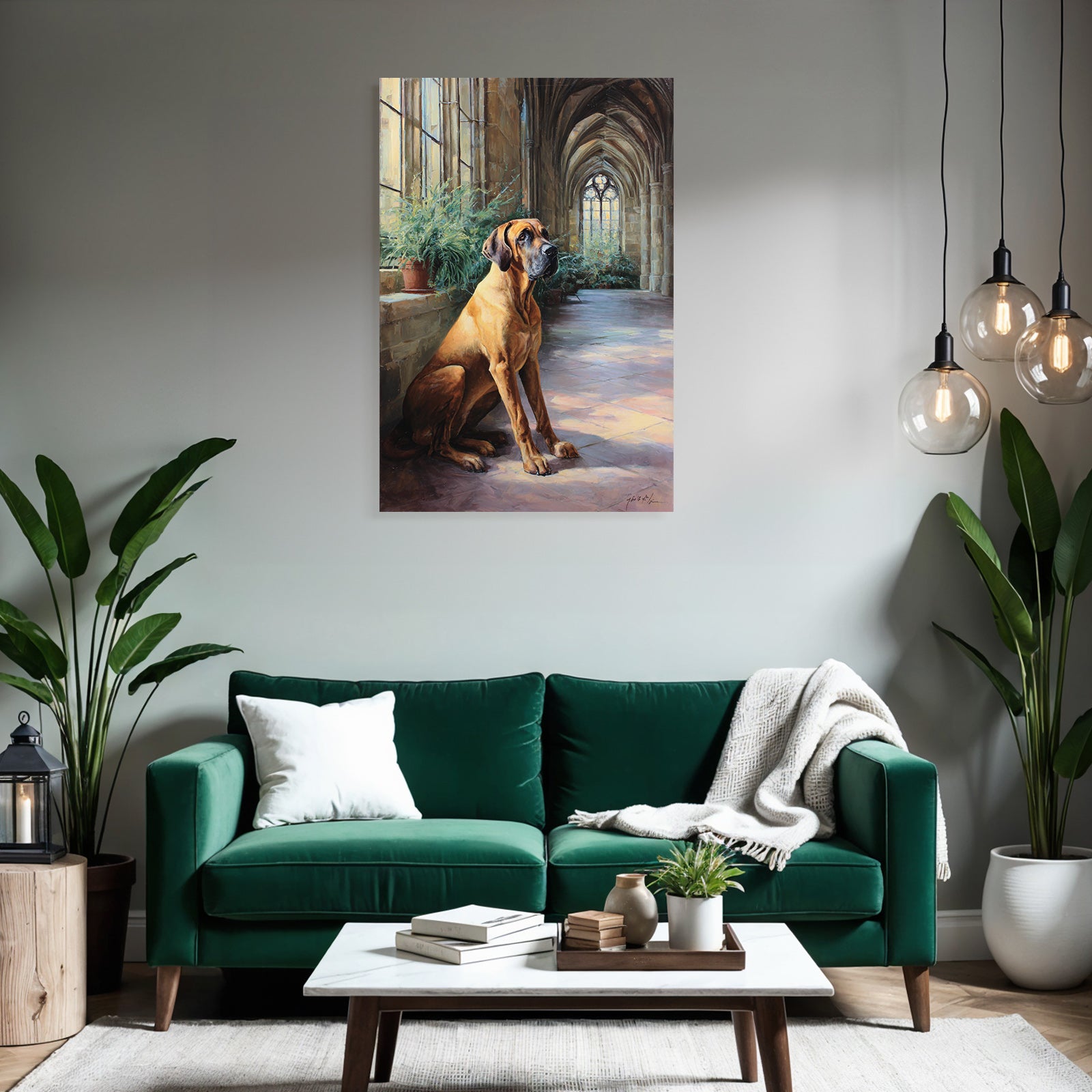 Grosser Dog Im Sonnigen Architektonischen Innenraum Mit Bogen Und Pflanzen