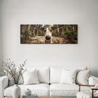 Hund In Einem Mystischen Ort Mit Alter Architektur Und Grünem Hintergrund