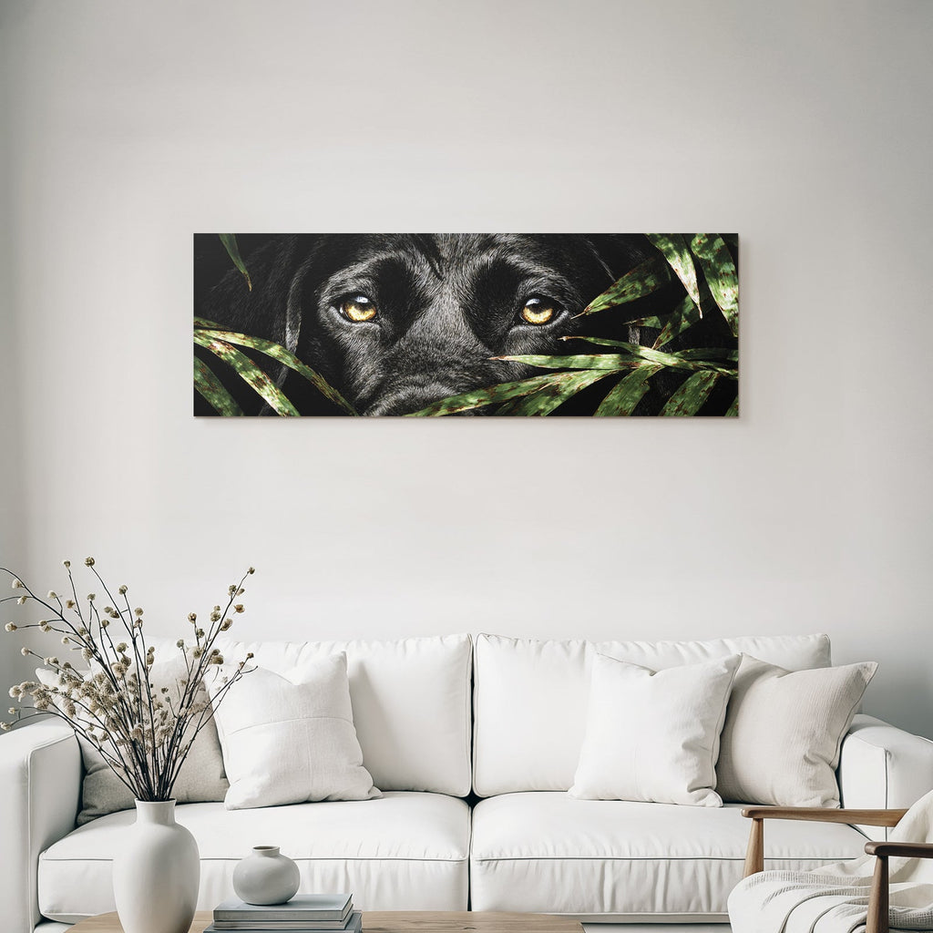 Schwarzer Hund Mit Goldenen Augen Im Blattwerk