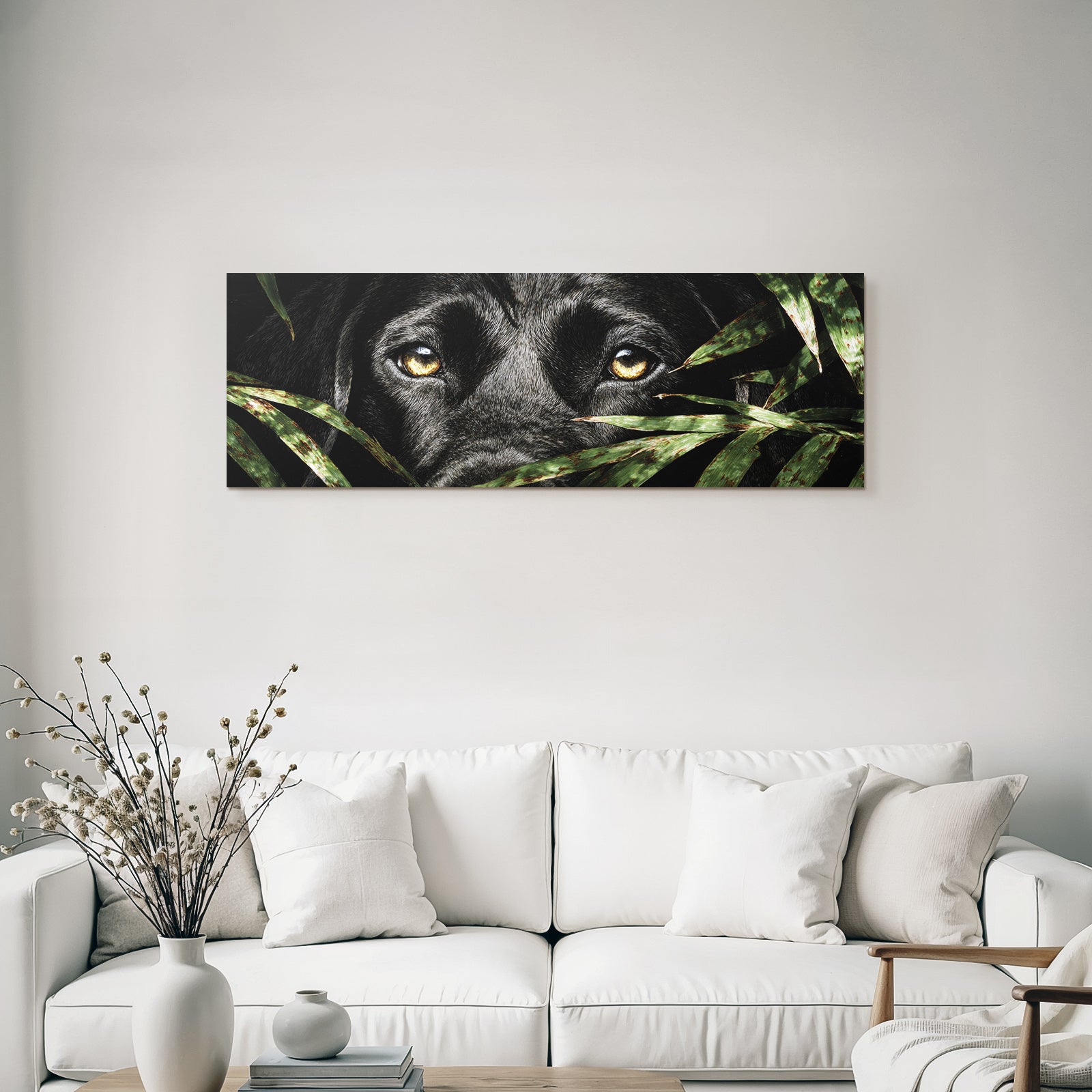 Schwarzer Hund Mit Goldenen Augen Im Blattwerk