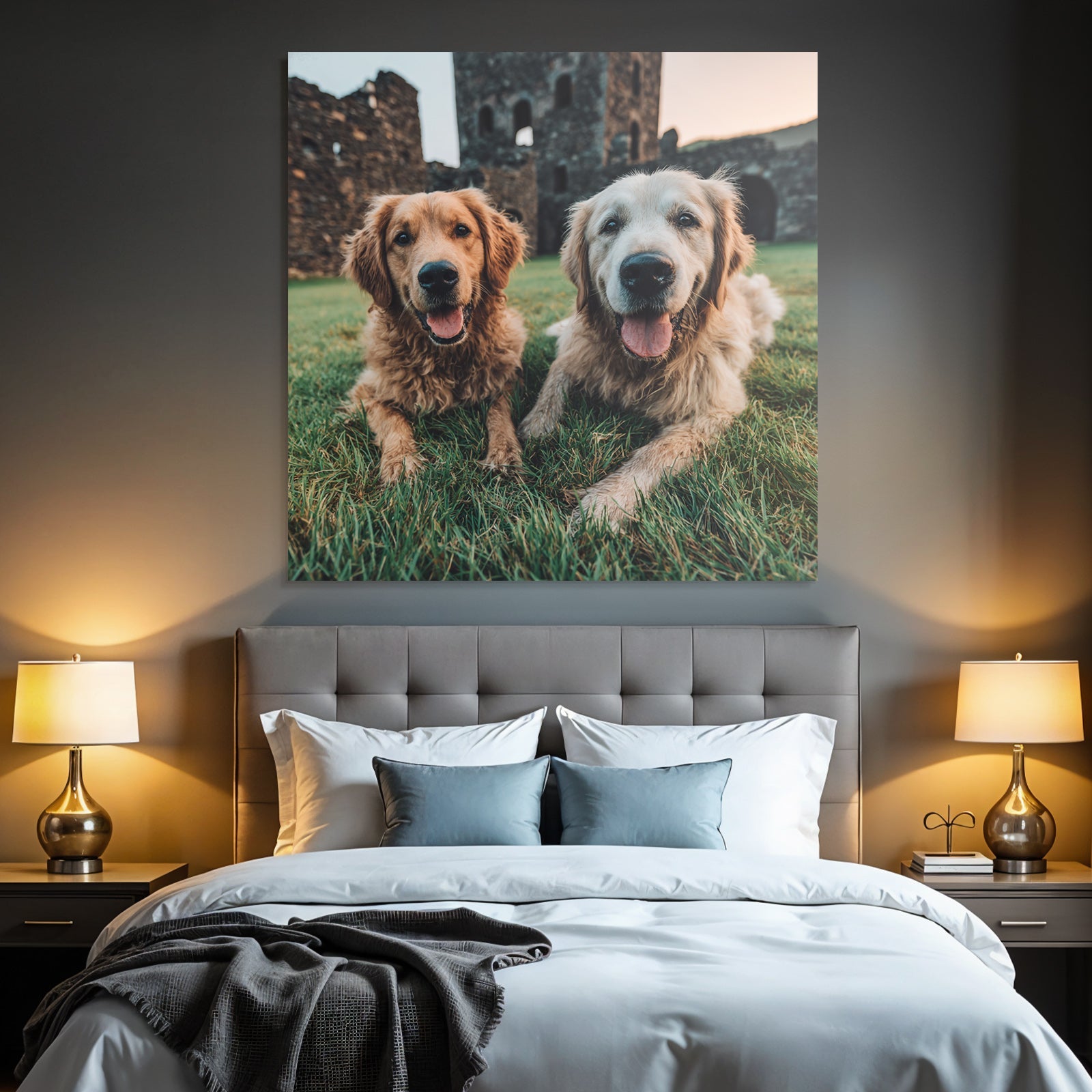 Golden Retrievers Liegen Im Grünen Gras Smile Steinerne Ruinen Hintergrund