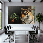 Tiger Naheaufnahme Im Innenbereich Mit Blumentopf