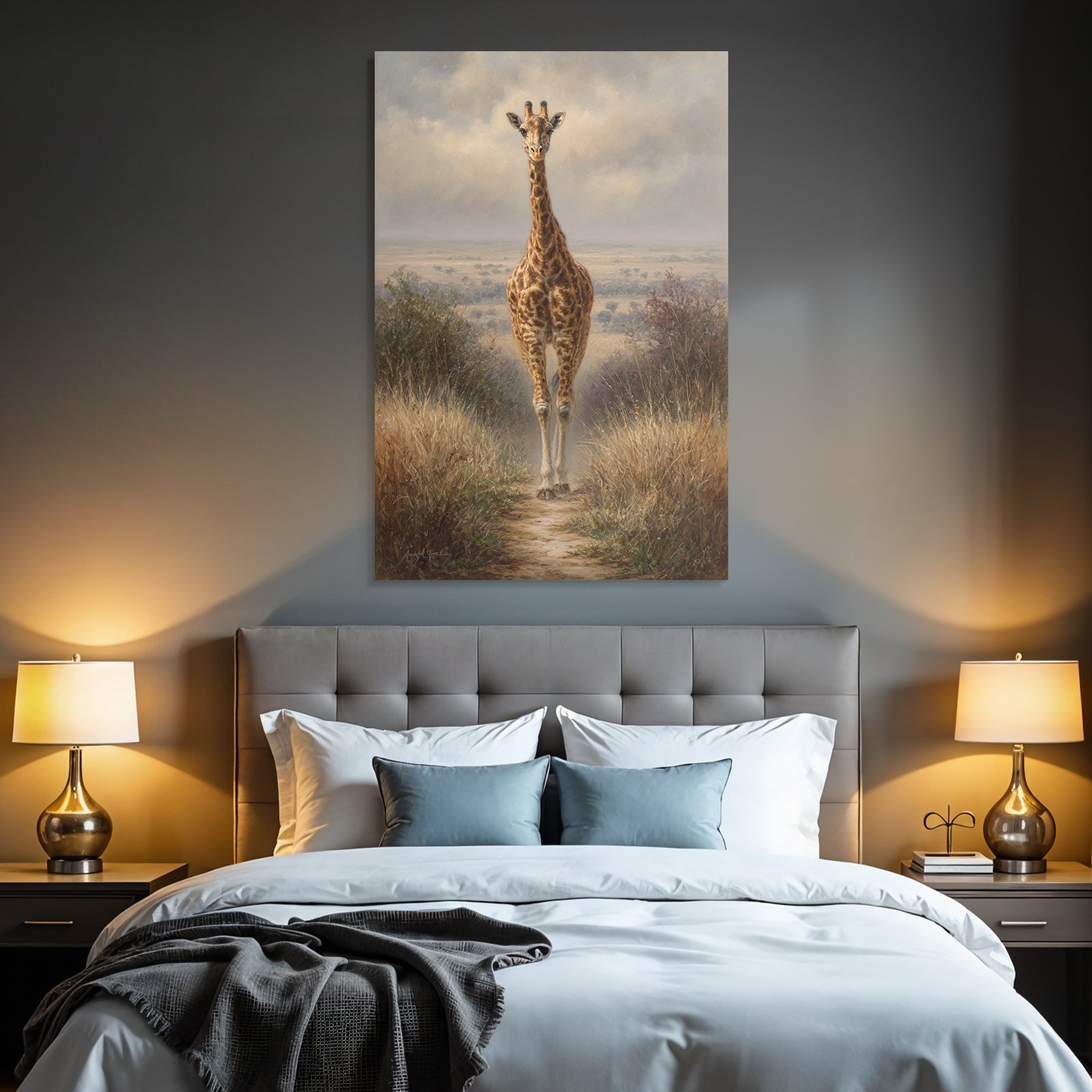 Giraffe Auf Dem Weg Umgeben Von Gras Und Büschen Unter Einem Bewölkten Himmel