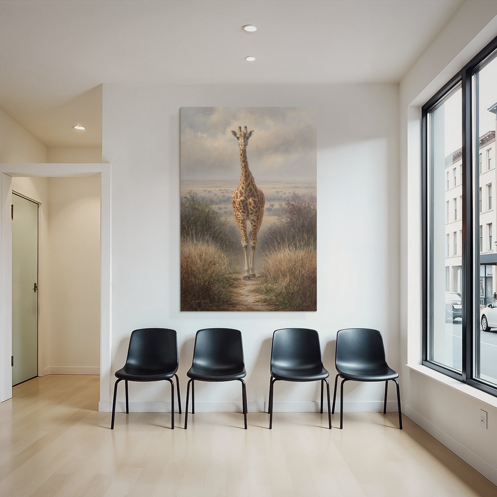 Giraffe Auf Dem Weg Umgeben Von Gras Und Büschen Unter Einem Bewölkten Himmel