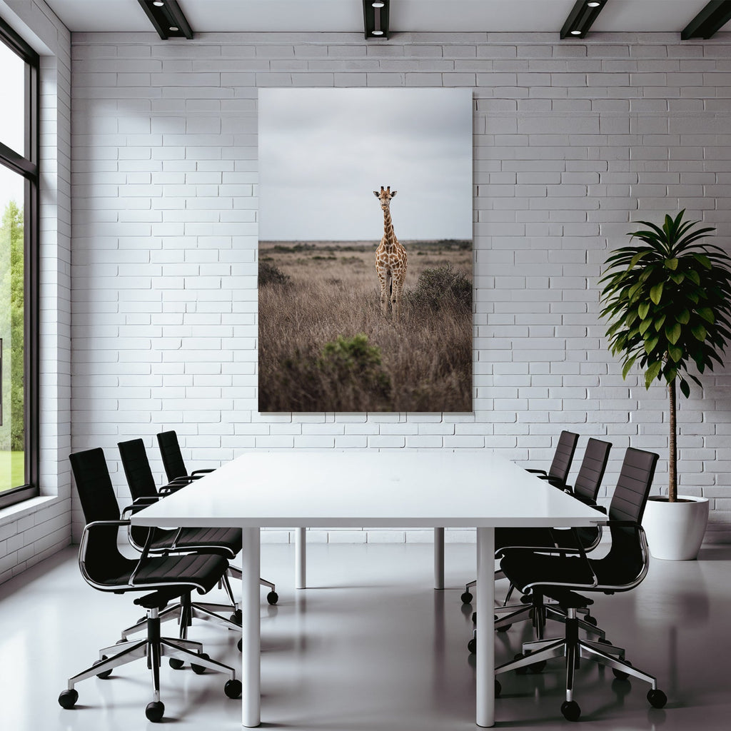 Giraffe Im Grünen Mit Sträuchern Unter Einem Beerigen Himmel