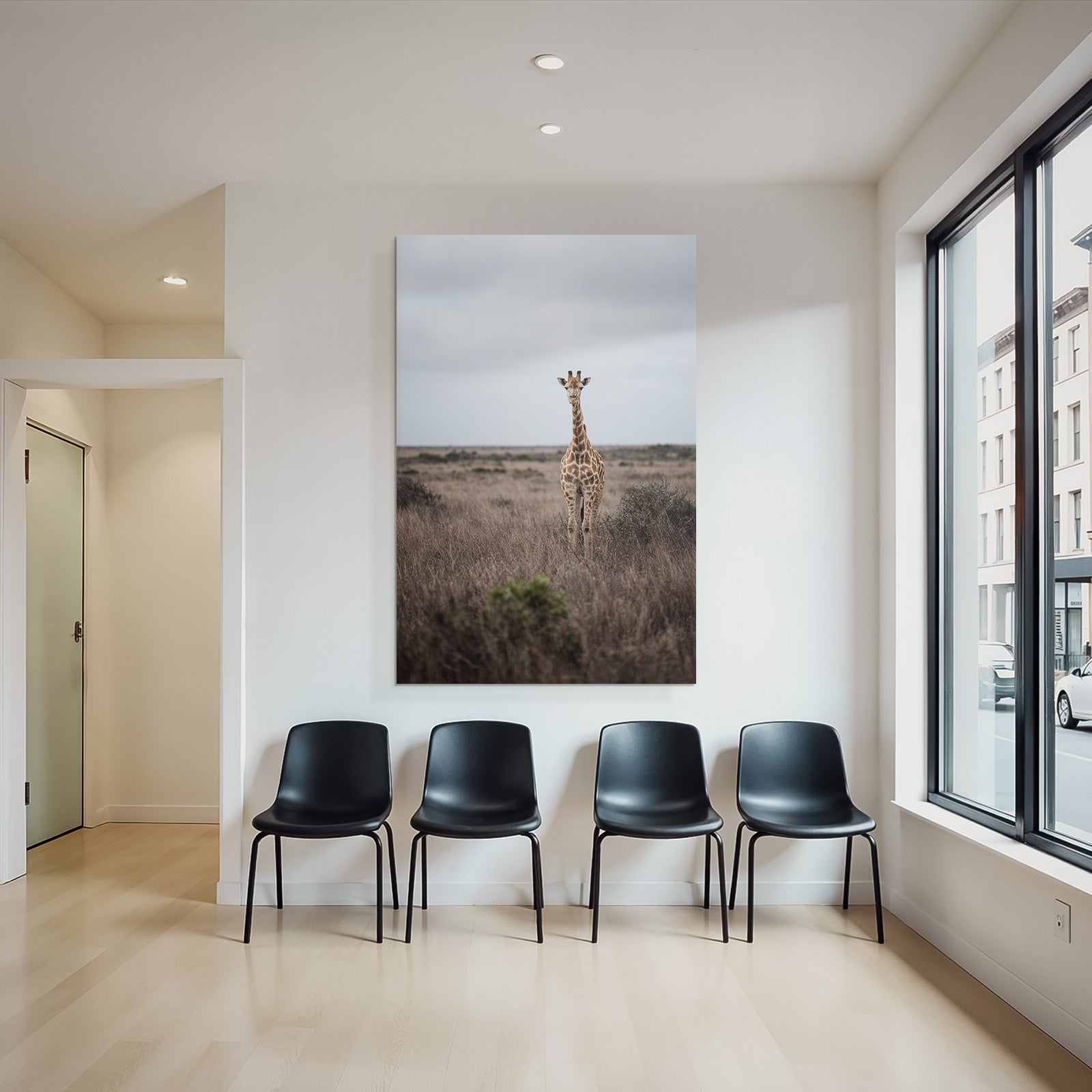 Giraffe Im Grünen Mit Sträuchern Unter Einem Beerigen Himmel