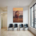 Lion Im Profil Im Feld Bei Sonnenuntergang Vor Himmel In Orange Und Rosa